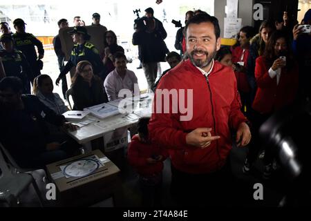 Bogota, Kolumbien. Oktober 2023. Der Kandidat des Bürgermeisters Carlos Fernando Galan gibt seine Stimme bei den Regionalwahlen in Kolumbien am 29. Oktober 2023 in Bogota ab. Foto: Cristian Bayona/Long Visual Press Credit: Long Visual Press/Alamy Live News Stockfoto