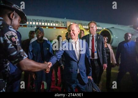 Lagos, Nigeria. 30. Oktober 2023. Bundeskanzler Olaf Scholz (SPD) steigt am Flughafen in der Wirtschaftsmetropole Lagos aus dem Flugzeug. Scholz ist auf seiner dritten großen Reise nach Afrika in den fast zwei Jahren seit seiner Vereidigung. Heute besucht er Nigeria, das bevölkerungsreichste und wirtschaftlich mächtigste Land des Kontinents. Quelle: Michael Kappeler/dpa/Alamy Live News Stockfoto