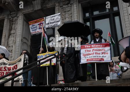 Newark, New Jersey, USA. Oktober 2023. Hunderte Demonstranten gehen auf die Straße in Newark, New Jersey, und protestieren gegen die Aktionen der israelischen Regierungen gegen Palästinenser in Gaza. Die Demonstranten marschierten auch zu den US-amerikanischen Corey Bookers, dem Büro D-NJ, das während ihrer Protestaktion „freies Palästina“ erschossen hatte. (Kreditbild: © Brian Branch Price/ZUMA Press Wire) NUR REDAKTIONELLE VERWENDUNG! Nicht für kommerzielle ZWECKE! Quelle: ZUMA Press, Inc./Alamy Live News Stockfoto