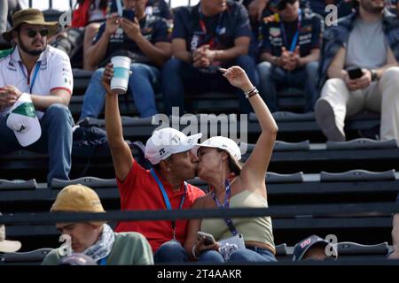 Mexiko-Stadt, Mexiko-Stadt, Mexiko. Oktober 2023. Fans, die beim Großen Preis von Mexiko-Stadt 2023 teilnehmen, küssen sich gegenseitig auf der Tribüne (Foto: © Luis E Salgado/ZUMA Press Wire) NUR ZUR REDAKTIONELLEN VERWENDUNG! Nicht für kommerzielle ZWECKE! Stockfoto