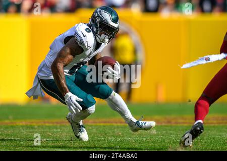 Landover, MD, USA. Oktober 2023. Philadelphia Eagles Running Back D’Andre Swift (0) führt den Ball während des NFL-Spiels zwischen den Philadelphia Eagles und den Washington Commanders in Landover, MD. Reggie Hildred/CSM/Alamy Live News Stockfoto