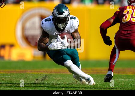 Landover, MD, USA. Oktober 2023. Philadelphia Eagles Running Back D’Andre Swift (0) führt den Ball während des NFL-Spiels zwischen den Philadelphia Eagles und den Washington Commanders in Landover, MD. Reggie Hildred/CSM/Alamy Live News Stockfoto