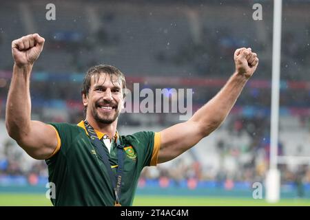 Der Südafrikaner Eben Etzebeth feiert nach dem Finale der Rugby-Weltmeisterschaft 2023 zwischen Neuseeland und Südafrika am 28. Oktober 2023 im Stade de France in Saint-Denis, Frankreich. Quelle: FAR EAST PRESS/AFLO/Alamy Live News Stockfoto