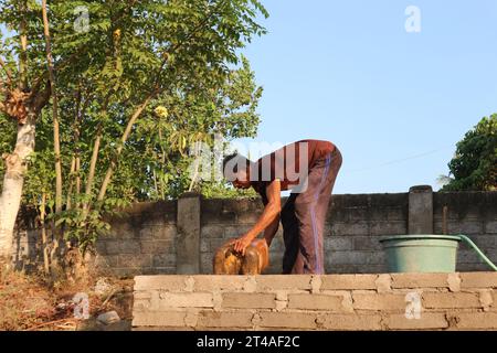 Ein Handwerker baut das Fundament eines Hauses Stockfoto