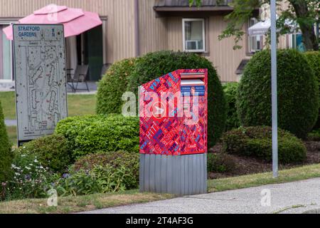 Burnaby, KANADA - 21. Juni 2023 : Briefkasten der Canada Post in einer Straße gesehen. Stockfoto