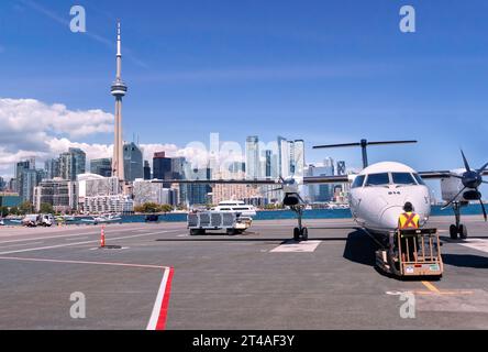 Toronto, Ontario, Kanada - 08 11 2023 : White de Havilland Canada Dash 8 Q400 Turboprop-Flugzeug von Porter Airlines auf dem Asphalt von Billy Stockfoto