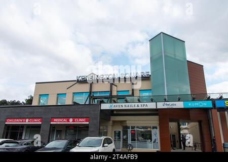 Burnaby, KANADA - 21. Juni 2023 : Ein Zeichen des Kensington Square Shopping Centre, das bei bewölktem Tag gesehen wird. Stockfoto