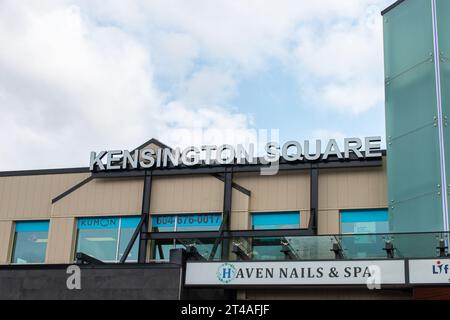 Burnaby, KANADA - 21. Juni 2023 : Ein Zeichen des Kensington Square Shopping Centre, das bei bewölktem Tag gesehen wird. Stockfoto