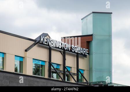 Burnaby, KANADA - 21. Juni 2023 : Ein Zeichen des Kensington Square Shopping Centre, das bei bewölktem Tag gesehen wird. Stockfoto