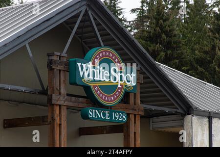 Burnaby, KANADA - 21. Juni 2023 : A Store Sign of White Spot. White Spot ist eine kanadische Restaurantkette mit Sitz in Vancouver, British Columbia Stockfoto