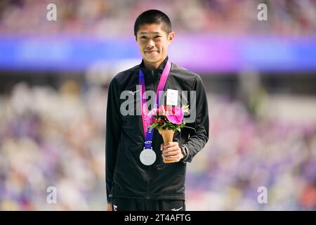 Hangzhou, China. Oktober 2023. Daisuke Nakagawa (JPN) Leichtathletik : 1500m T20-Medaillenzeremonie der Männer im Huanglong Sports Centre Stadium während der Hangzhou 2022 Asian Para Games in Hangzhou, China. Quelle: SportsPressJP/AFLO/Alamy Live News Stockfoto