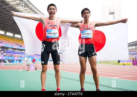 Hangzhou, China. Oktober 2023. (L-R) Daisuke Nakagawa (JPN), Kenta Okawachi (JPN) Leichtathletik : 1500 m T20-Finale der Männer im Huanglong Sports Centre Stadium während der Hangzhou 2022 Asian Para Games in Hangzhou, China. Quelle: SportsPressJP/AFLO/Alamy Live News Stockfoto