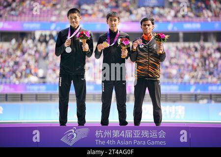 Hangzhou, China. Oktober 2023. (L-R) Daisuke Nakagawa (JPN), Kenta Okawachi (JPN), BIN Ibrahim Muhamad Nurdin (MAS) Leichtathletik : 1500m T20-Medaillenzeremonie der Männer im Huanglong Sports Centre Stadium während der Hangzhou 2022 Asian Para Games in Hangzhou, China. Quelle: SportsPressJP/AFLO/Alamy Live News Stockfoto