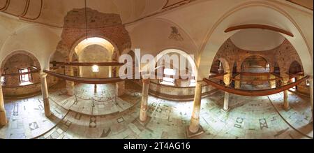 Sirince, Türkei - August 8,2023: Eingebettet in Sirinces malerischen Hügeln, steht die St. John Baptist Church, die 1805 auf antiken Ruinen erbaut wurde, als Zeugnis Stockfoto