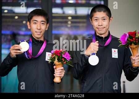 Hangzhou, China. Oktober 2023. (L-R) Kenta Okawachi (JPN), Daisuke Nakagawa (JPN) Leichtathletik : 1500m T20-Medaillenzeremonie der Männer im Huanglong Sports Centre Stadium während der Hangzhou 2022 Asian Para Games in Hangzhou, China. Quelle: SportsPressJP/AFLO/Alamy Live News Stockfoto