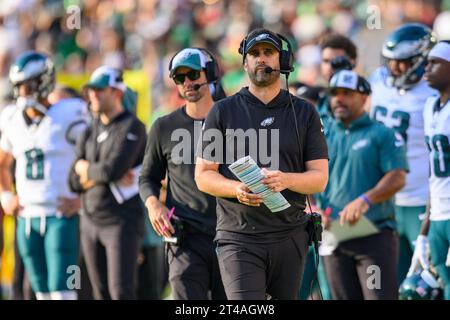 Landover, MD, USA. Oktober 2023. Philadelphia Eagles-Cheftrainer Nick Sirianni beobachtet das Spiel zwischen den Philadelphia Eagles und den Washington Commanders in Landover, MD. Reggie Hildred/CSM/Alamy Live News Stockfoto