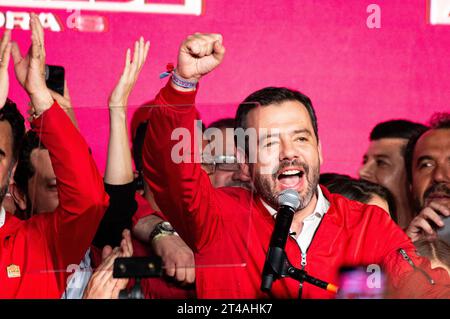 Bogota, Kolumbien. Oktober 2023. Bogotas gewählter Bürgermeister Carlos Fernando Galan feiert und hält am 29. Oktober 2023 eine Rede am Ende der Regalwahlen in Kolumbien. Foto: Chepa Beltran/Long Visual Press Credit: Long Visual Press/Alamy Live News Stockfoto