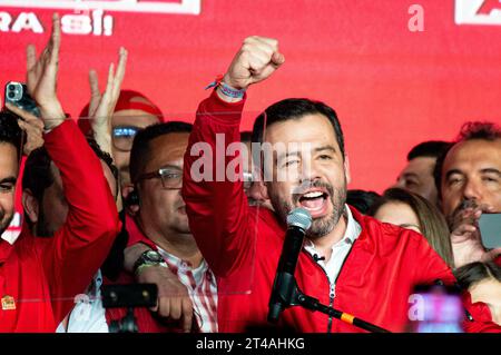 Bogota, Kolumbien. Oktober 2023. Bogotas gewählter Bürgermeister Carlos Fernando Galan feiert und hält am 29. Oktober 2023 eine Rede am Ende der Regalwahlen in Kolumbien. Foto: Chepa Beltran/Long Visual Press Credit: Long Visual Press/Alamy Live News Stockfoto