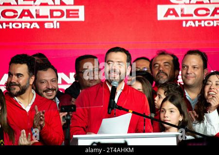 Bogota, Kolumbien. Oktober 2023. Bogotas gewählter Bürgermeister Carlos Fernando Galan feiert und hält am 29. Oktober 2023 eine Rede am Ende der Regalwahlen in Kolumbien. Foto: Chepa Beltran/Long Visual Press Credit: Long Visual Press/Alamy Live News Stockfoto