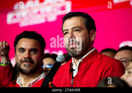 Bogota, Kolumbien. Oktober 2023. Bogotas gewählter Bürgermeister Carlos Fernando Galan feiert und hält am 29. Oktober 2023 eine Rede am Ende der Regalwahlen in Kolumbien. Foto: Chepa Beltran/Long Visual Press Credit: Long Visual Press/Alamy Live News Stockfoto