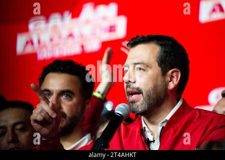 Bogota, Kolumbien. Oktober 2023. Bogotas gewählter Bürgermeister Carlos Fernando Galan feiert und hält am 29. Oktober 2023 eine Rede am Ende der Regalwahlen in Kolumbien. Foto: Chepa Beltran/Long Visual Press Credit: Long Visual Press/Alamy Live News Stockfoto