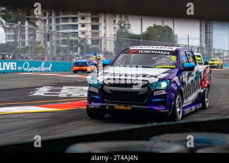 Gold Coast, Australien. 29. Oktober 2023. David Casey von Bendix Racing fährt während des Eröffnungsrennens am Sonntag beim Boost Mobile Gold Goast 500 in die 1-3. Runde. Quelle: James Forrester/Alamy Live News Stockfoto