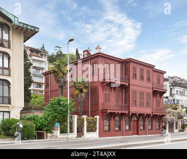 Istanbul, Türkei - 12. Mai 2023: Spätosmanische Wohnarchitektur Halet Cambel Mansion, oder Red Mansion, in Arnavutkoy an der Bosporus Straße. Derzeit ein Landgasthaus Stockfoto