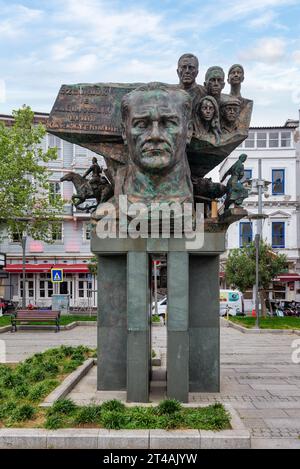 Istanbul, Türkei - 12. Mai 2023: Bronzestatue auf einer hohen Säule des Gründers der Türkischen Republik, Mustafa Kemal Atatürk in Arnavutkoy Stockfoto