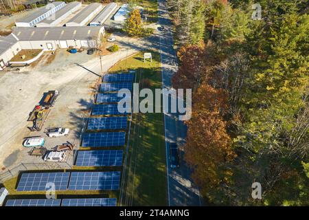 Luftaufnahme eines großen nachhaltigen Elektrokraftwerks mit vielen Reihen von Photovoltaik-Solarzellen zur Erzeugung sauberer elektrischer Energie. Erneuerbar Stockfoto