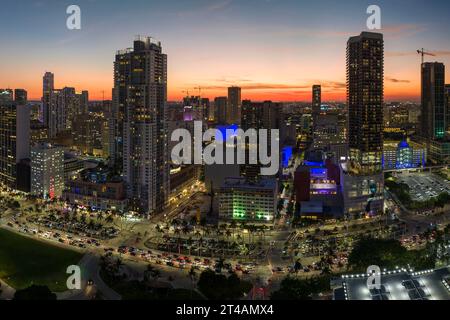 Das Büroviertel von Miami Brickell in Florida, USA, bei Nacht aus der Vogelperspektive aus der Vogelperspektive. Hohe Geschäfts- und Wohnhochhäuser in modernem Stil Stockfoto