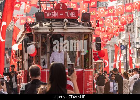 Istanbul, Türkei. Oktober 2023. Menschenmassen, die zwischen den verschiedenen Flaggen in der Istiklal-Straße in Istanbul gesehen wurden, um den 100. Jahrestag der Gründung des modernen Staates Türkei zu feiern. Quelle: SOPA Images Limited/Alamy Live News Stockfoto