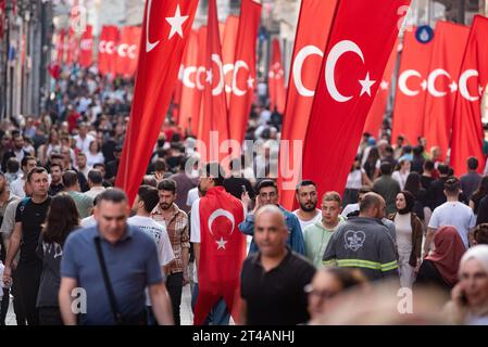 Istanbul, Türkei. Oktober 2023. Menschenmassen, die zwischen den verschiedenen Flaggen in der Istiklal-Straße in Istanbul gesehen wurden, um den 100. Jahrestag der Gründung des modernen Staates Türkei zu feiern. Quelle: SOPA Images Limited/Alamy Live News Stockfoto