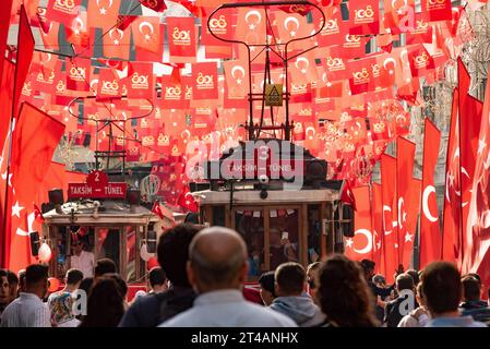 Istanbul, Türkei. Oktober 2023. Menschenmassen, die zwischen den verschiedenen Flaggen in der Istiklal-Straße in Istanbul gesehen wurden, um den 100. Jahrestag der Gründung des modernen Staates Türkei zu feiern. Quelle: SOPA Images Limited/Alamy Live News Stockfoto