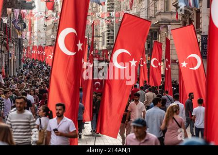 Istanbul, Türkei. Oktober 2023. Menschenmassen, die zwischen den verschiedenen Flaggen in der Istiklal-Straße in Istanbul gesehen wurden, um den 100. Jahrestag der Gründung des modernen Staates Türkei zu feiern. Quelle: SOPA Images Limited/Alamy Live News Stockfoto