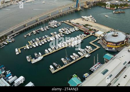 Teure Yachten und Motorboote im Hafen von Biscayne Bay im Stadtzentrum von Miami, Florida. Marina Bay mit luxuriösen Segelbooten Stockfoto