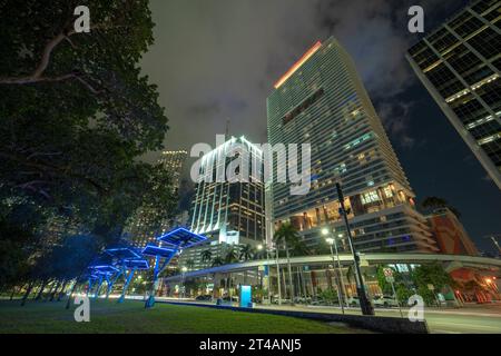 Downtown District von Miami City mit Photovoltaikpaneelen an Metallmasten für die Stromversorgung von Straßenbeleuchtung und Überwachungskameras Stockfoto