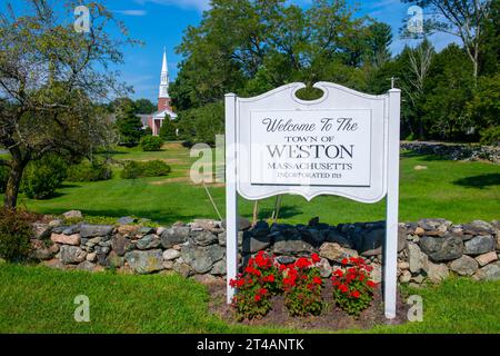 Willkommen im Weston-Schild vor der St. Peter's Episcopal Church an der 320 Boston Post Road im historischen Stadtzentrum von Weston, Massachusetts MA, USA. Stockfoto