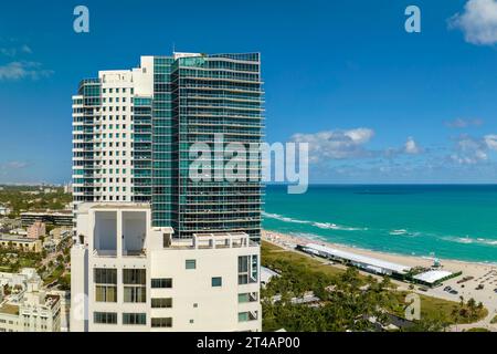 Beliebter Urlaubsort in den Vereinigten Staaten. Warmes Wasser und Sandstrand am Miami Beach in Florida, USA. Amerikanisches Reiseziel Stockfoto