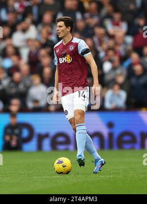 Birmingham, Großbritannien. Oktober 2023. Pau Torres von Aston Villa während des Premier League Spiels im Villa Park, Birmingham. Der Bildnachweis sollte lauten: Cameron Smith/Sportimage Credit: Sportimage Ltd/Alamy Live News Stockfoto