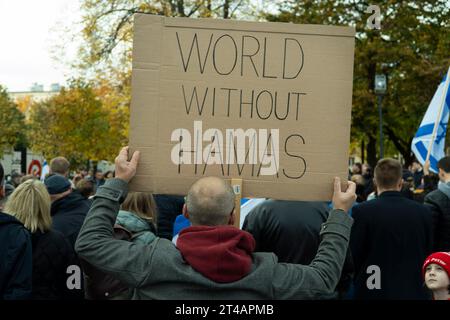 Während einer Mahnwache in Warschau, Polen, am 29. Oktober 2023 hält ein Mann ein Schild mit der Aufschrift "Welt mit Hamas". Mehrere hundert Menschen nahmen an einer Mahnwache zu Ehren der Opfer des Angriffs der Hamas vom 7. Oktober Teil, der Hunderte von Menschenleben kostete. Die Mahnwache fand im POLIN Museum für die Geschichte der polnischen Juden in der Nähe des Warschauer Ghettoaufstandes statt. Mehrere hundert Menschen nahmen an einer Mahnwache zu Ehren der Opfer des Angriffs der Hamas vom 7. Oktober Teil, der Hunderte von Menschenleben kostete. Die Mahnwache fand im POLIN Museum für die Geschichte der polnischen Juden in der Nähe des Warschauer Ghettoaufstandes statt. Ein Gebet wurde in der PR Stockfoto