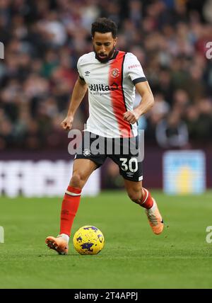 Birmingham, Großbritannien. Oktober 2023. Andres Townsend aus Luton Town während des Premier League Spiels im Villa Park, Birmingham. Der Bildnachweis sollte lauten: Cameron Smith/Sportimage Credit: Sportimage Ltd/Alamy Live News Stockfoto