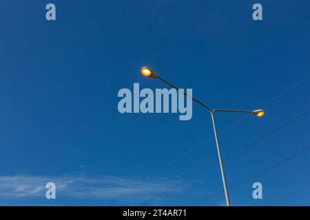 Der Straßenlaternenmast funktionierte nicht und wurde aktiviert, wenn der Himmel frei war. Stockfoto