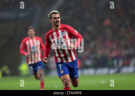 Madrid, Spanien. Oktober 2023. Madrid Spanien; 29.10.2023.- Atletico de Madrid Spieler Griezmann (R) Atletico de Madrid schlägt Alaves 2:1. Das Spiel findet im Civitas Metropolitan Stadium in Madrid am 11. Spieltag des spanischen Fußballs statt. Atletico de Madrid erzielte Tore von: Rodrigo Riquelme 26  Alvaro Morata 25 1  Tor von Alaves: Ander Guevara 90 6  Credit: Juan Carlos Rojas/dpa/Alamy Live News Stockfoto