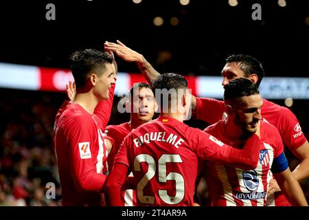 Madrid, Spanien. Oktober 2023. Madrid Spanien; 29.10.2023.- Morata (L) feiert sein Tor Atletico de Madrid schlägt Alaves 2:1. Das Spiel findet im Civitas Metropolitan Stadium in Madrid am 11. Spieltag des spanischen Fußballs statt. Atletico de Madrid erzielte Tore von: Rodrigo Riquelme 26  Alvaro Morata 25 1  Tor von Alaves: Ander Guevara 90 6  Credit: Juan Carlos Rojas/dpa/Alamy Live News Stockfoto