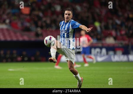 Madrid, Spanien. Oktober 2023. Madrid Spanien; 29.10.2023.- Alaves Spieler Atletico de Madrid schlägt Alaves mit 2:1. Das Spiel findet im Civitas Metropolitan Stadium in Madrid am 11. Spieltag des spanischen Fußballs statt. Atletico de Madrid erzielte Tore von: Rodrigo Riquelme 26  Alvaro Morata 25 1  Tor von Alaves: Ander Guevara 90 6  Credit: Juan Carlos Rojas/dpa/Alamy Live News Stockfoto