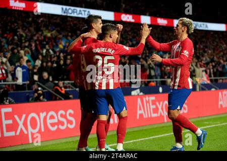 Madrid, Spanien. Oktober 2023. Madrid Spanien; 29.10.2023.- Morata (L) feiert sein Tor Atletico de Madrid schlägt Alaves 2:1. Das Spiel findet im Civitas Metropolitan Stadium in Madrid am 11. Spieltag des spanischen Fußballs statt. Atletico de Madrid erzielte Tore von: Rodrigo Riquelme 26  Alvaro Morata 25 1  Tor von Alaves: Ander Guevara 90 6  Credit: Juan Carlos Rojas/dpa/Alamy Live News Stockfoto