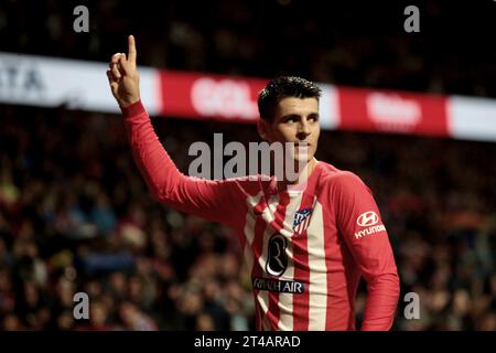 Madrid, Spanien. Oktober 2023. Madrid Spanien; 29.10.2023.- Morata feiert sein Tor Atletico de Madrid schlägt Alaves 2:1. Das Spiel findet im Civitas Metropolitan Stadium in Madrid am 11. Spieltag des spanischen Fußballs statt. Atletico de Madrid erzielte Tore von: Rodrigo Riquelme 26  Alvaro Morata 25 1  Tor von Alaves: Ander Guevara 90 6  Credit: Juan Carlos Rojas/dpa/Alamy Live News Stockfoto