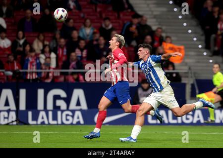 Madrid, Spanien. Oktober 2023. Madrid Spanien; 29.10.2023.- Atletico de Madrid Spieler Griezmann (L) Atletico de Madrid schlägt Alaves 2:1. Das Spiel findet im Civitas Metropolitan Stadium in Madrid am 11. Spieltag des spanischen Fußballs statt. Atletico de Madrid erzielte Tore von: Rodrigo Riquelme 26  Alvaro Morata 25 1  Tor von Alaves: Ander Guevara 90 6  Credit: Juan Carlos Rojas/dpa/Alamy Live News Stockfoto