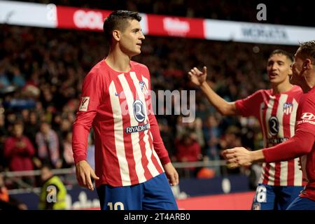 Madrid, Spanien. Oktober 2023. Madrid Spanien; 29.10.2023.- Morata feiert sein Tor Atletico de Madrid schlägt Alaves 2:1. Das Spiel findet im Civitas Metropolitan Stadium in Madrid am 11. Spieltag des spanischen Fußballs statt. Atletico de Madrid erzielte Tore von: Rodrigo Riquelme 26  Alvaro Morata 25 1  Tor von Alaves: Ander Guevara 90 6  Credit: Juan Carlos Rojas/dpa/Alamy Live News Stockfoto