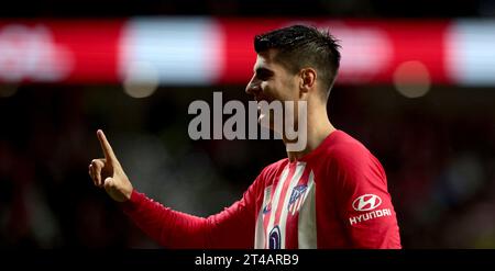 Madrid, Spanien. Oktober 2023. Madrid Spanien; 29.10.2023.- Morata feiert sein Tor Atletico de Madrid schlägt Alaves 2:1. Das Spiel findet im Civitas Metropolitan Stadium in Madrid am 11. Spieltag des spanischen Fußballs statt. Atletico de Madrid erzielte Tore von: Rodrigo Riquelme 26  Alvaro Morata 25 1  Tor von Alaves: Ander Guevara 90 6  Credit: Juan Carlos Rojas/dpa/Alamy Live News Stockfoto